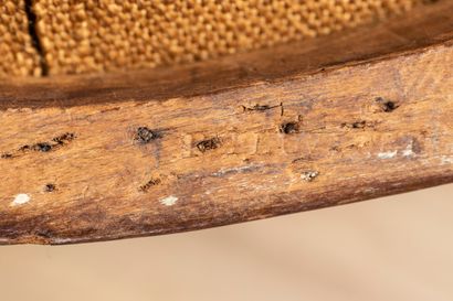 Paire de fauteuils cabriolets en bois sculpté...