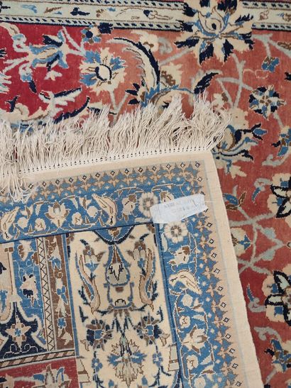 IRAN - NAIN. Tapis en laine à fond beige,...