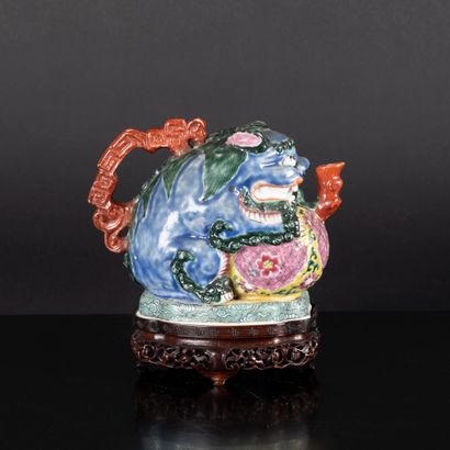 CHINE - XIXe siècle
Petite verseuse en porcelaine...