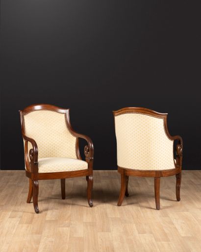 Paire de fauteuils gondole en acajou et placage...