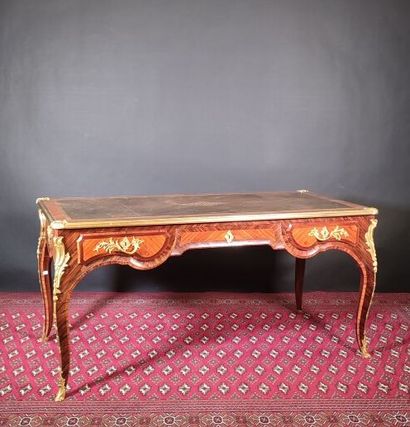 Bureau plat en placage de bois de rose et...