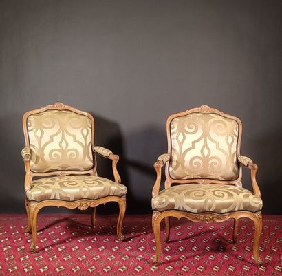 Paire de fauteuils en bois mouluré et sculpté...