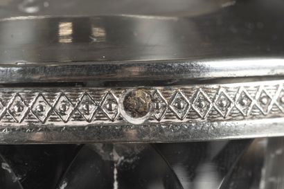 Moutardier en argent à décor de deux têtes...