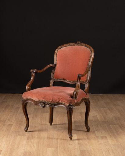 Fauteuil en noyer mouluré sculpté de fleurettes...