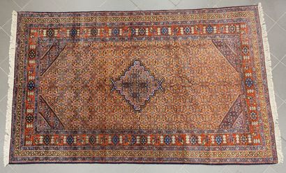IRAN. Tapis à décor de fleurs et feuillages...
