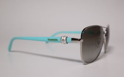 TIFFANY. Paire lunettes de soleil. Ecrin...