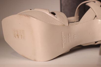 SAINT LAURENT. Paire d'escarpins en cuir...