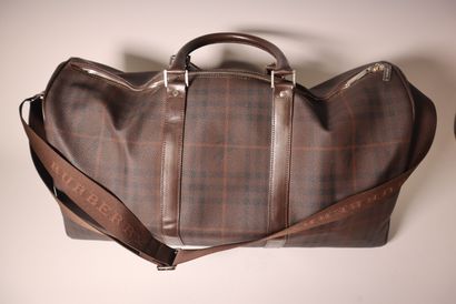 BURBERRYY. Sac de voyage en toile enduite....