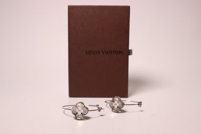 LOUIS VUITTON. Paire de créoles en métal...