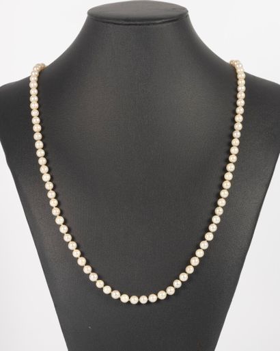 Collier en perles de cultures, fermoir or....
