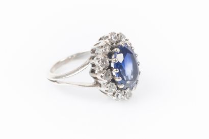 Bague marguerite en argent ornée d'une pierre...