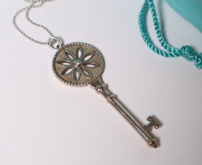 TIFFANY. Collier pendentif «Clé» en argent,...