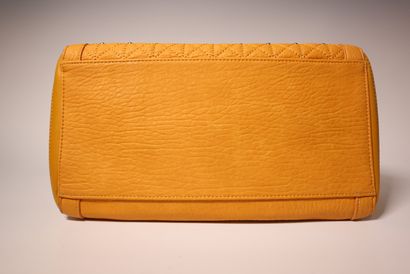 ROCCO BAROCCO. Sac en cuir couleur safran....