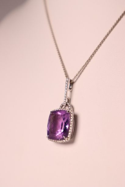 Pendentif en or gris ornée d'un améthyste...