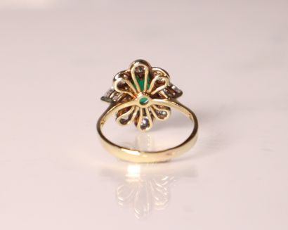 Bague en or jaune centrée d'une émeraude...