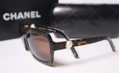 CHANEL. Paire de lunettes de soleil avec...