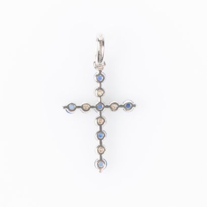 Croix en or blanc 750°/.(18K) 0g60 ornée...