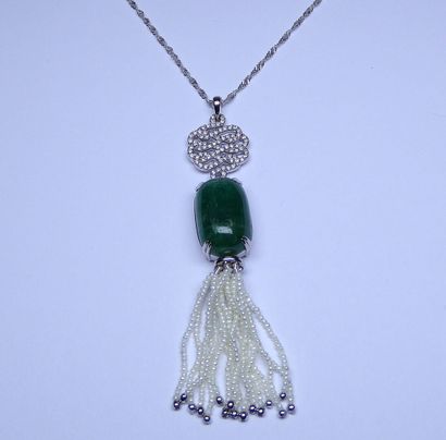 Pendentif en or blanc soutenant une importante...