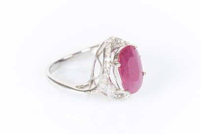 Oval openwork ring in white gold, 6g45, set...