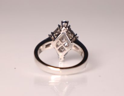 Bague marquise en or gris orné d'un diamant...