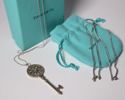 TIFFANY. Collier pendentif «Clé» en argent,...
