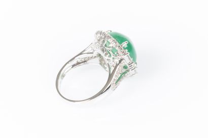 Bague en or blanc 750°/.(18K) 8g40 ornée...