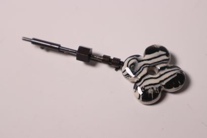 LOUIS VUITTON. Broche en métal à décor d'une...