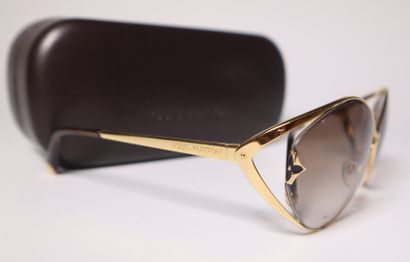 LOUIS VUITTON. Paire de lunettes de soleil...