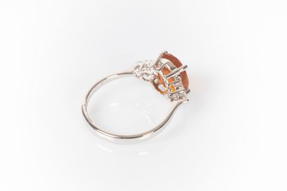 Bague en or gris sertie d'une opale de feu...