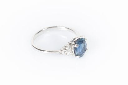 Bague en or blanc 750°/.(18K) 2g65 sertie...