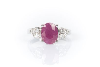Ring in 750°/.(18K) white gold 3g65 set with...