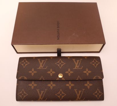 LOUIS VUITTON. Portefeuille en toile monogrammée....