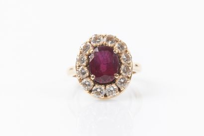 Bague marguerite en or jaune ornée d'un rubis...