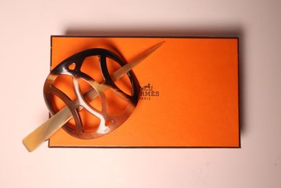 HERMES. Pique chignon en corne. Dust bag...
