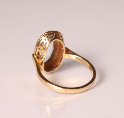 Bague en or jaune ornée d'une aigue marine...