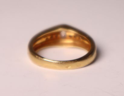 Bague jonc en or jaune ornée en son centre...