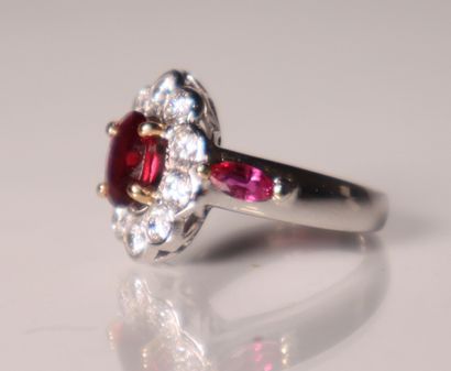 Bague marguerite or gris, ornée en son centre...