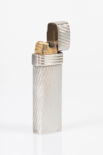 Christian DIOR. Briquet en métal argenté...