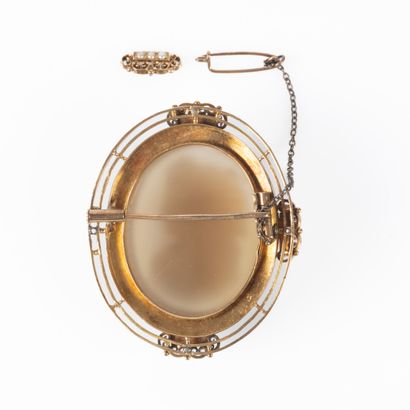 Broche camée coquillage à profil de femme...