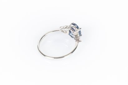 Bague en or blanc 750°/.(18K) 2g65 sertie...