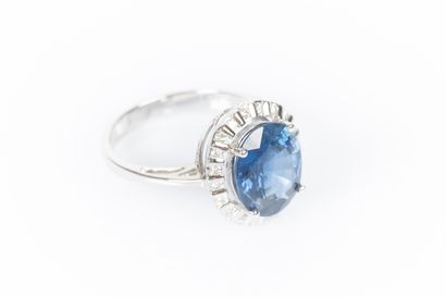 Bague en or blanc 750°/.(18K) 4g75 ornée...
