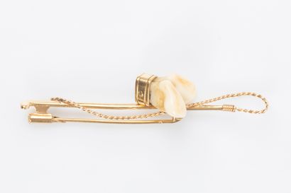 Yellow gold brooch with 2 molars. 6,78g ...