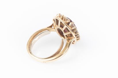Bague marguerite en or jaune ornée d'un rubis...