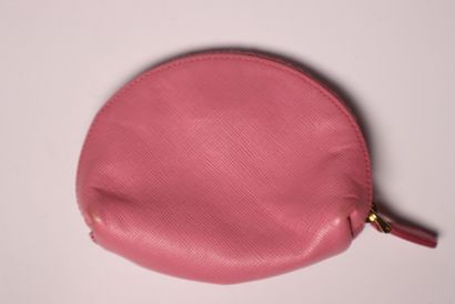 PRADA. Porte monnaie en cuir grainé rose....