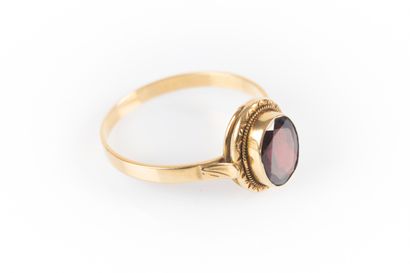 Yellow gold ring set with a garnet. 2.16...