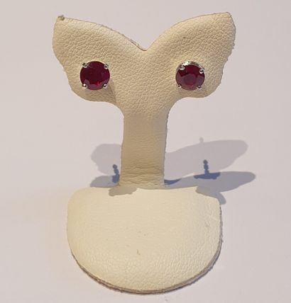 Paire de boucles d'oreilles en or blanc serties...