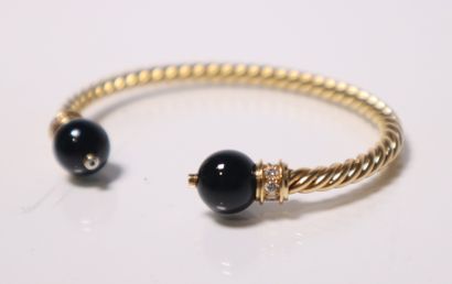 Rigid bracelet in twisted gold finished by...
