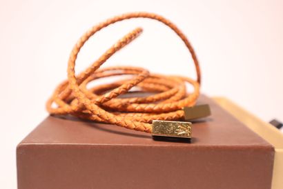 LOUIS VUITTON. Ceinture en cuir tressé. Dust...