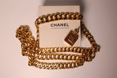 CHANEL. Ceinture en métal doré (légères usures)....