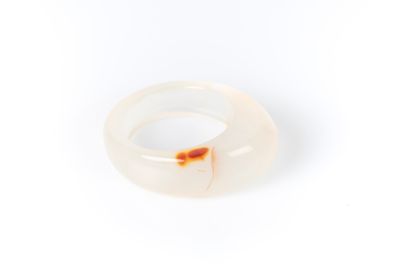 Bague en pierre fine dans les tons de blanc...